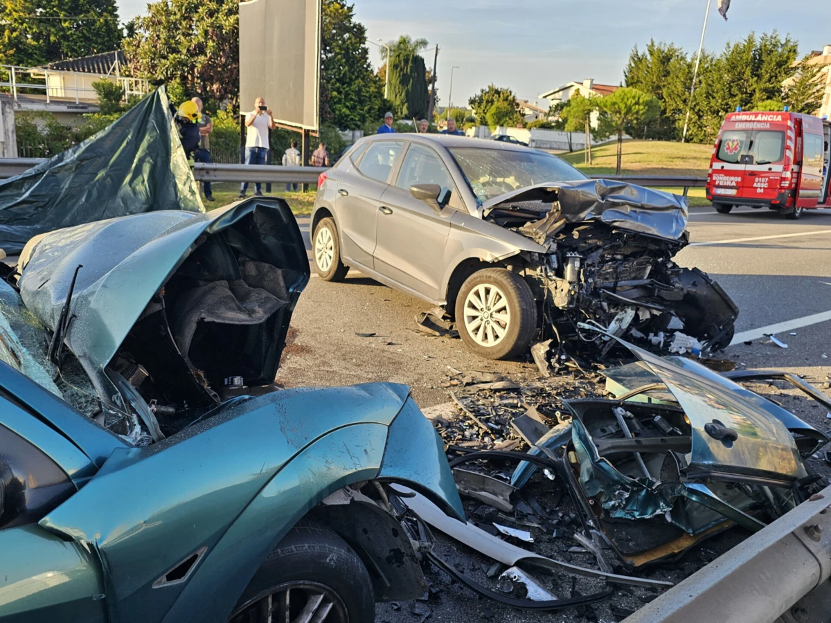 Acidente envolveu duas viaturas