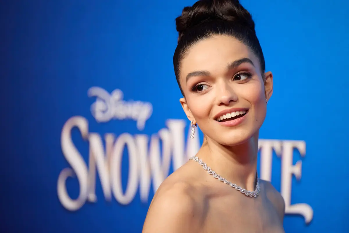 Rachel Zegler protagoniza "Branca de Neve"