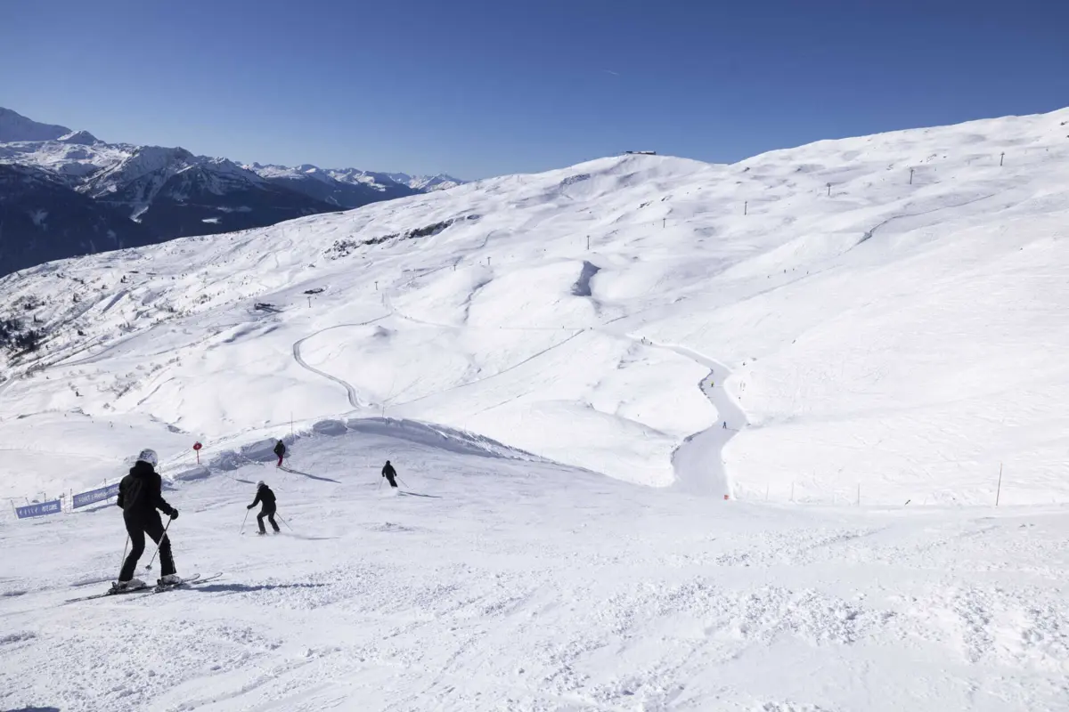 Imagem de contexto do artigo Choque entre esquiadores faz um morto em "pista negra" nos Alpes