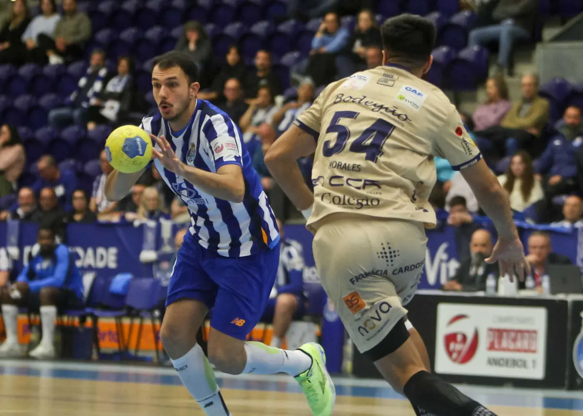 Diogo Oliveira foi o melhor marcador dos dragões, com sete golos