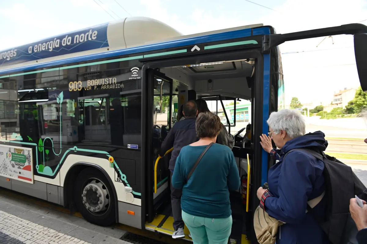 Autocarros que vão ser doados ainda estão a circular e estão "em perfeitas condições", garante Rui Moreira