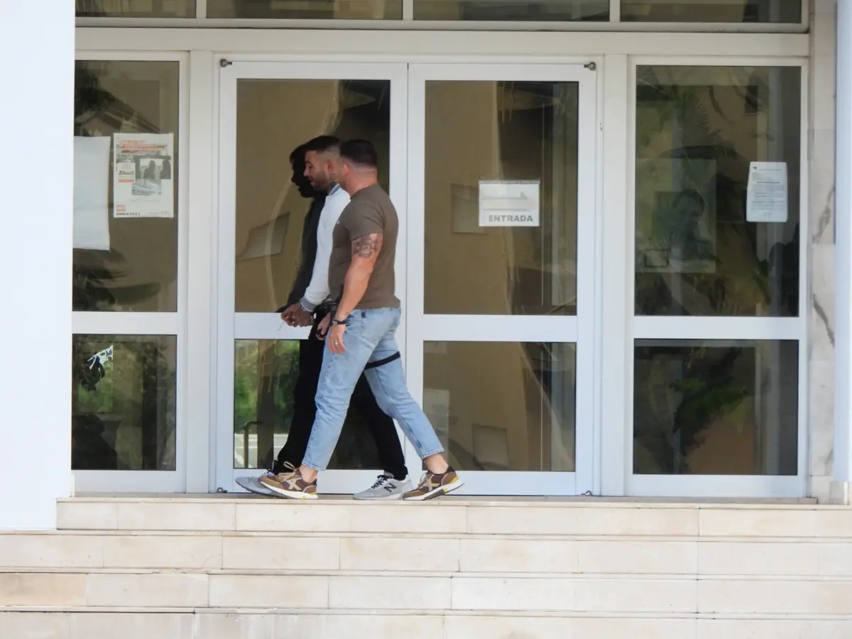 O pugilista "Edu" (de branco) à saída do Palácio da Justiça de Braga