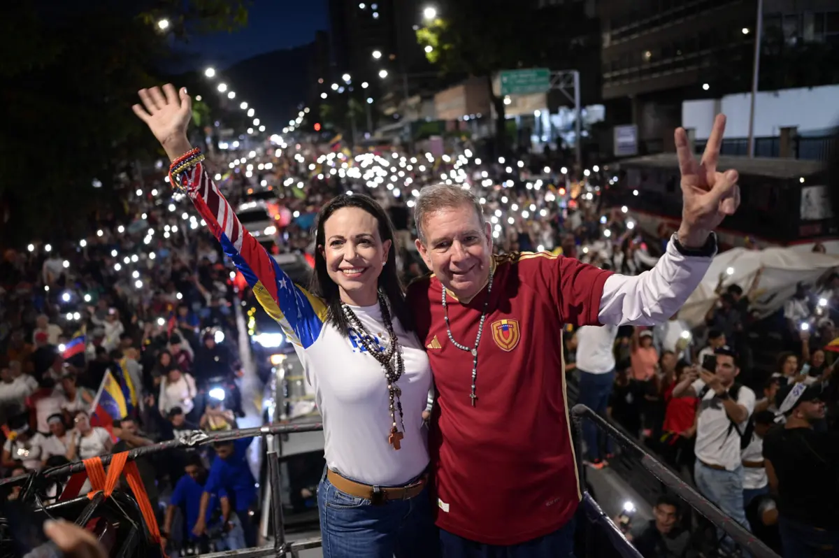 María Corina Machado e Edmundo González Urrutia (candidato oficial) são rostos da mudança prometida e levam uma multidão atrás