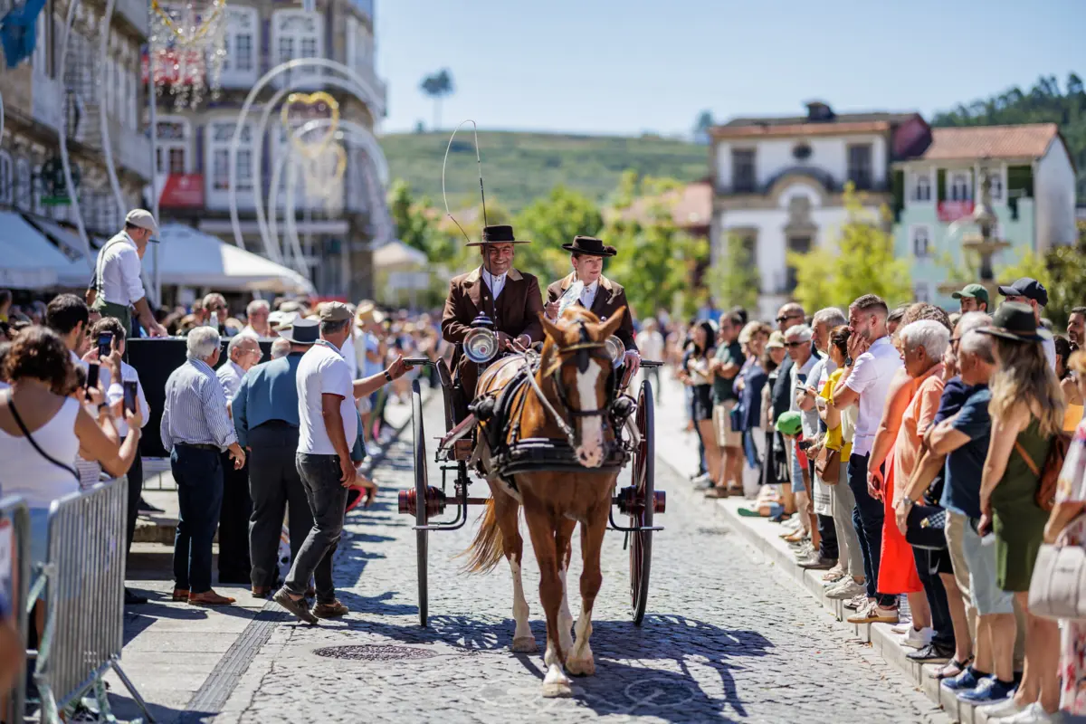 Desfile atraiu gente que veio de propósito e turistas curiosos