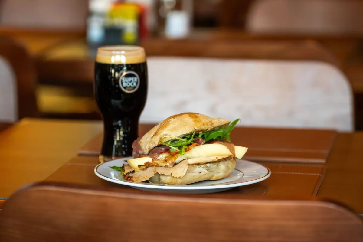 No novo restaurante Casa Guedes, no Cais de Gaia, a sandes de pernil mantém-se o petisco-estrela.