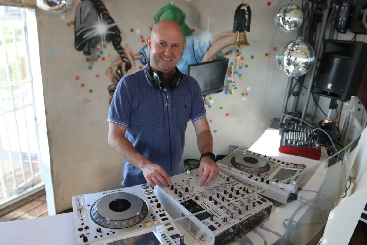 DJ Padre Guilherme: "Claro que não posso pegar na Bíblia e pregar numa festa de eletrónica, é preciso ter a linguagem certa"