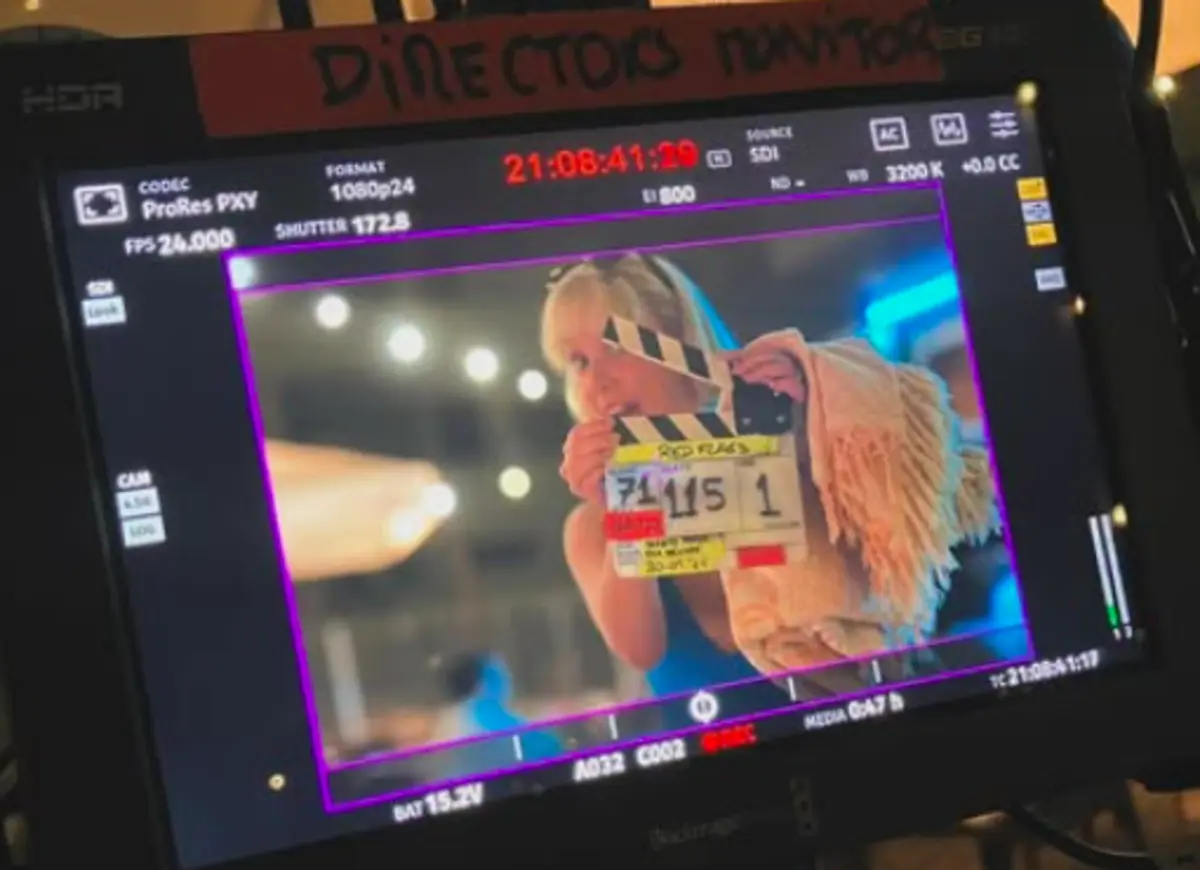 Atriz Meaghan Martin durante a rodagem do filme 'Red Flags'