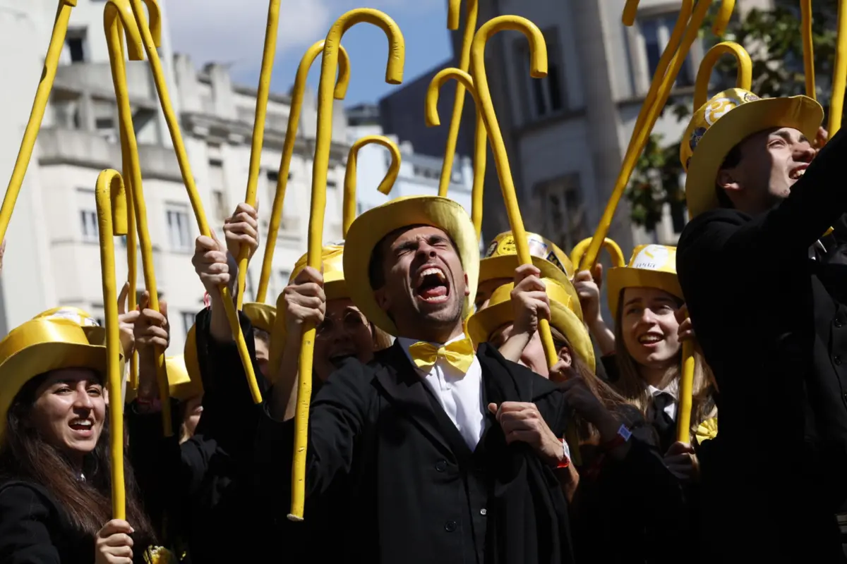 Imagem de contexto do artigo A novidade do começo e a nostalgia do fim: milhares de estudantes correram a Baixa do Porto