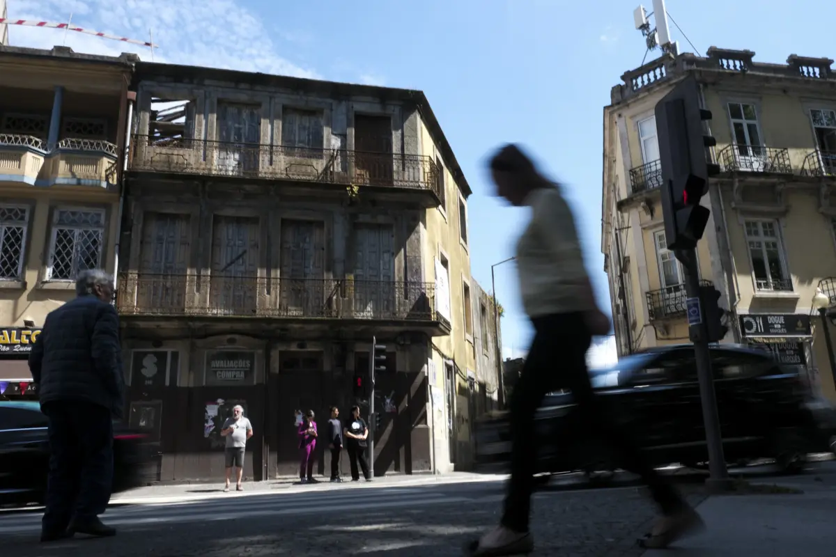 Edifício na Praça do Marquês, à entrada da Rua da Constituição