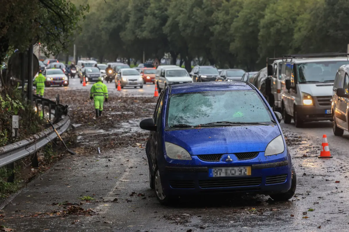 Chuva intensa deixou o trânsito caótico no Porto
