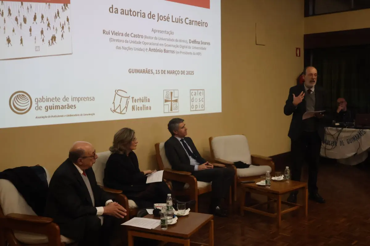 António Barros (à esq.) foi um dos oradores na apresentação do livro de José Luís Carneiro