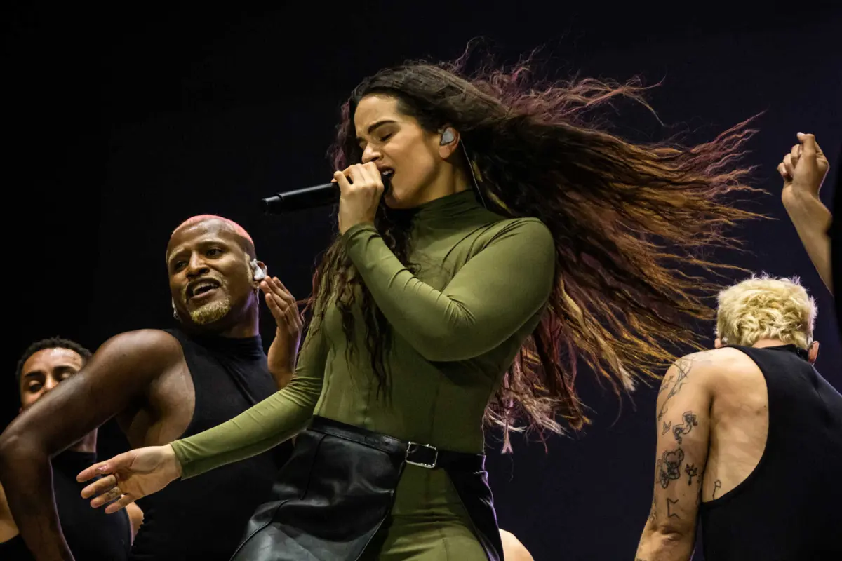 Imagem de contexto do artigo Rauw Alejandro esclarece fim do noivado com Rosalía: “Não foi por culpa de terceiras pessoas”