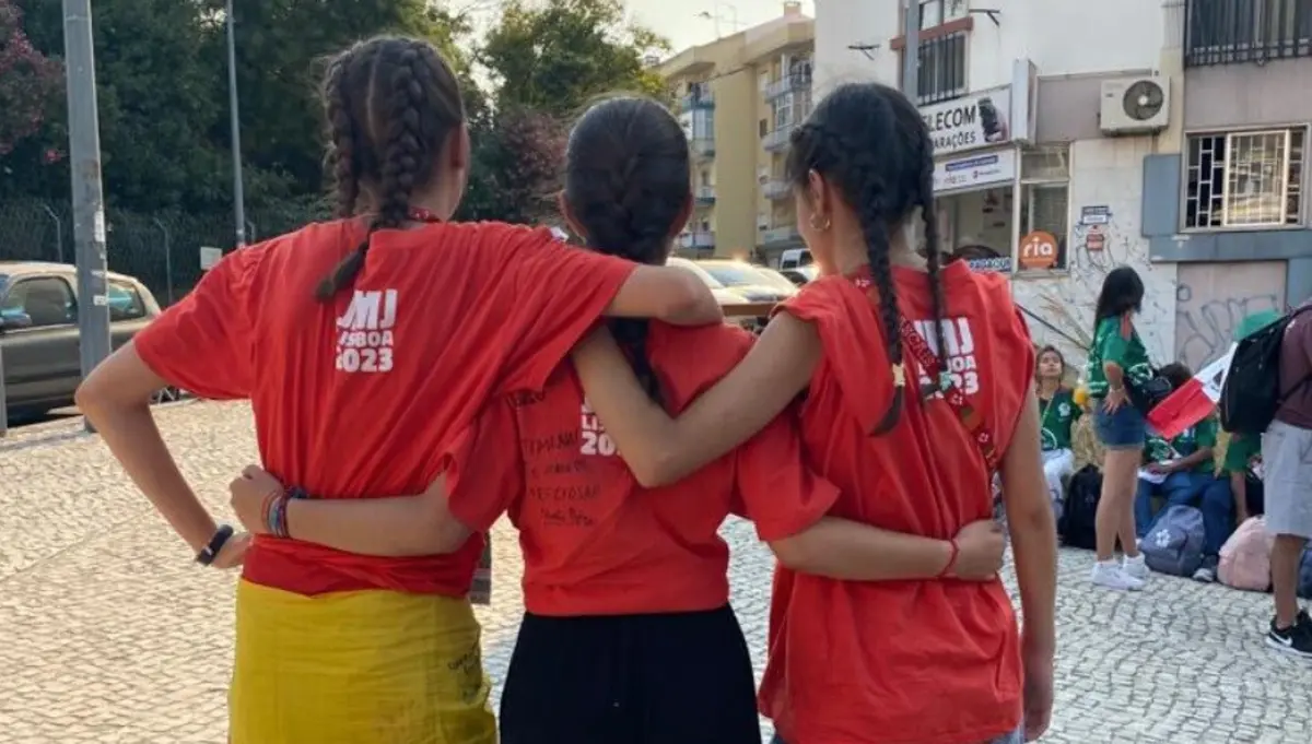 Pai de Jimena, a jovem ao centro na foto, diz que “milagre foi um presente da Virgem Maria para a JMJ”