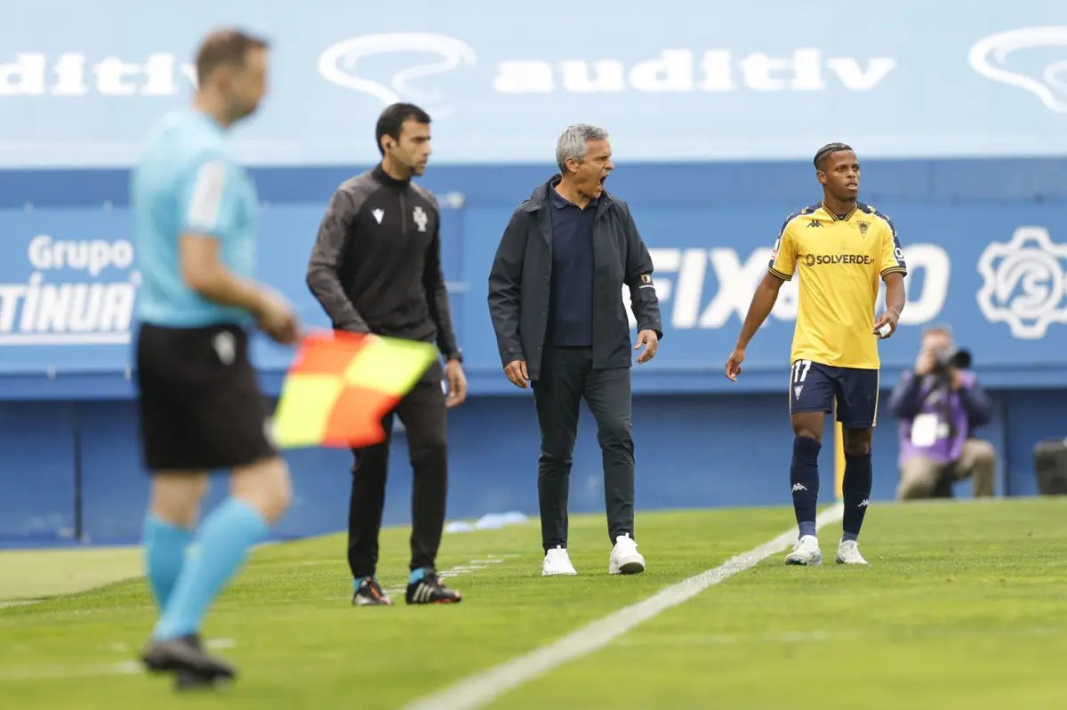 Armando Evangelista (ao centro) está em vias de sair do Famalicão