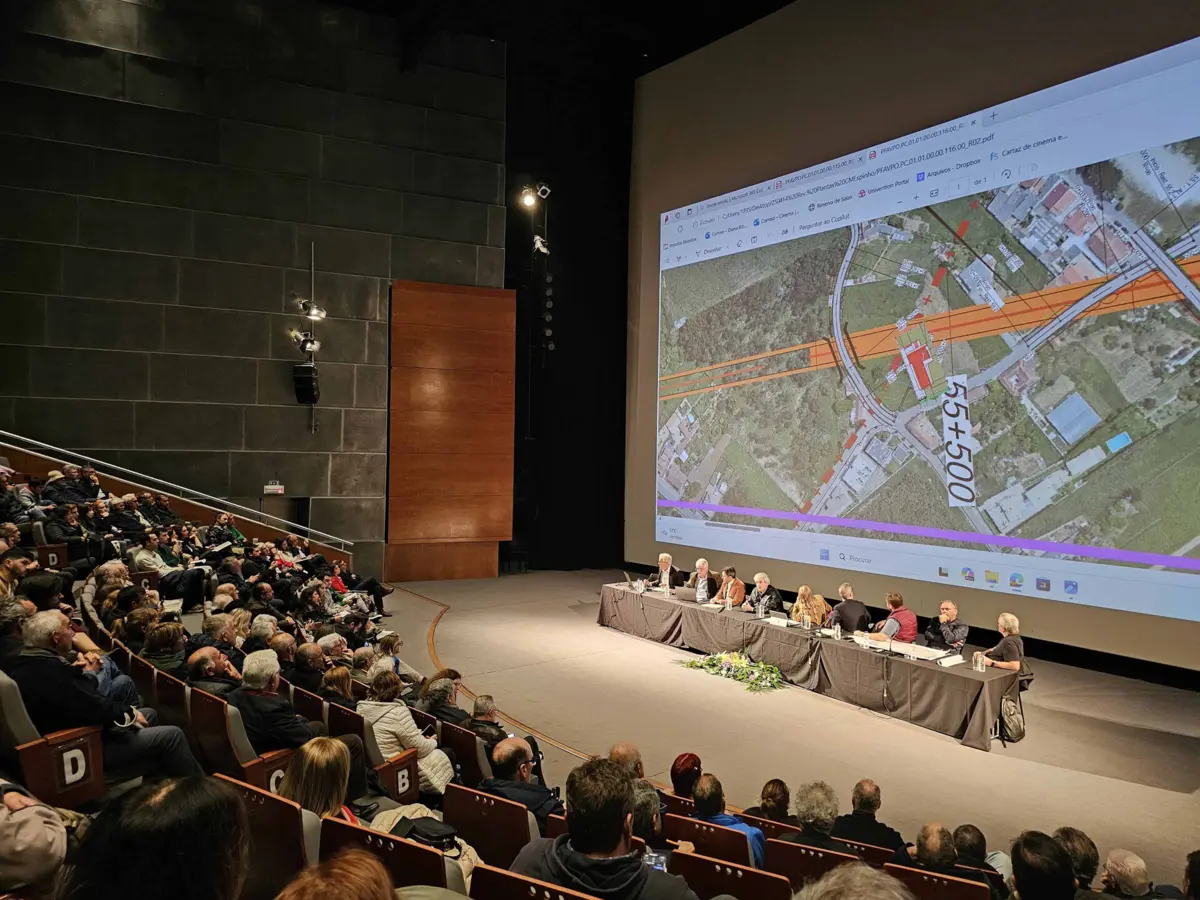 Muita gente foi ao Multimeios de Espinho ouvir os responsáveis do LusoLav