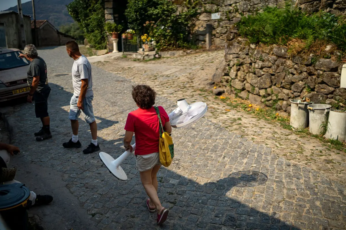 Imagem de contexto do artigo Calor coloca cinco distritos sob aviso amarelo. Oito concelhos em perigo máximo de incêndio