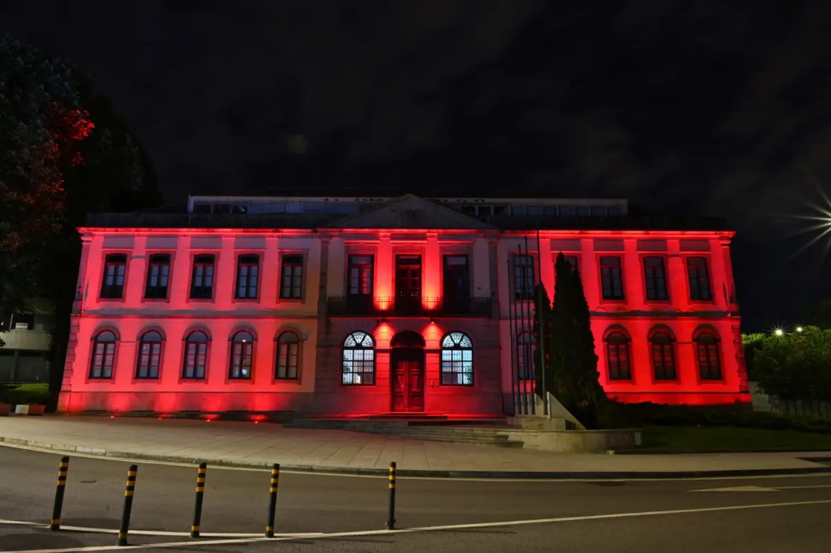 Câmara de Gondomar e Palacete dos Viscondes de Balsemão "pintados" de vermelho