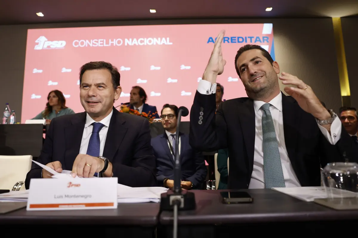 Hugo Soares (à direita na foto) garante que “haverá sempre bom-senso da Direção Nacional do PSD para ouvir e escutar o partido” no momento da elaboração das listas para as legislativas