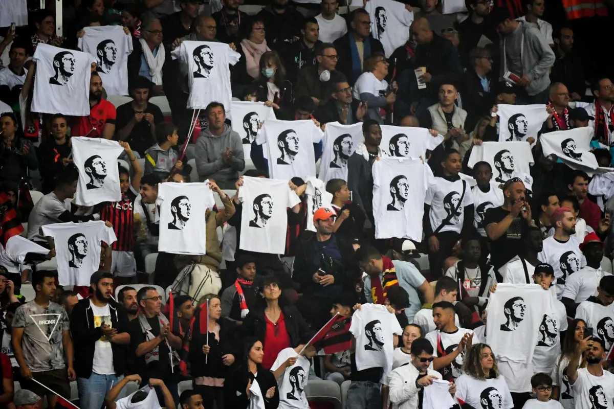 Adeptos do Nice numa homenagem ao falecido Emiliano Sala