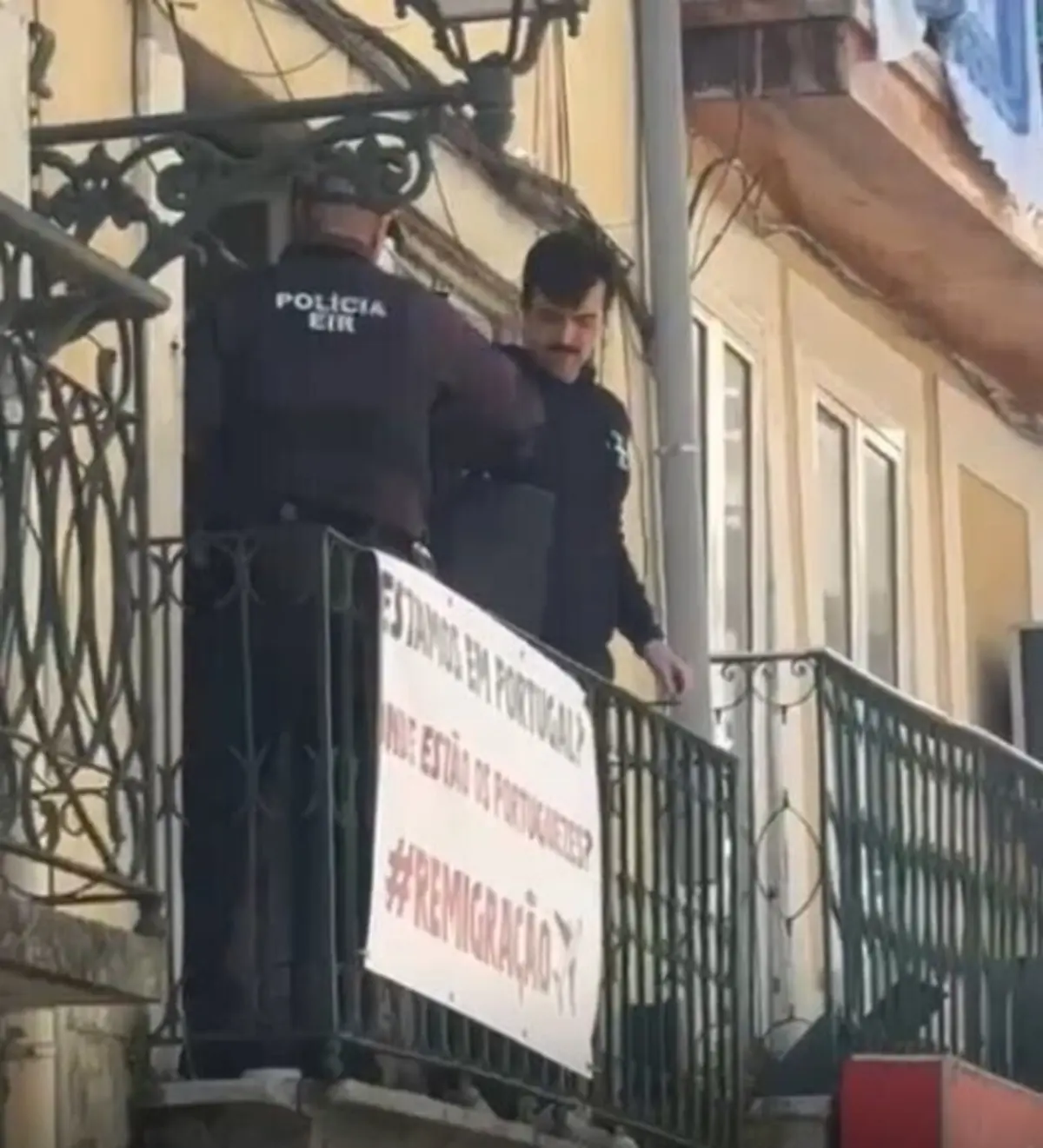 Afonso Gonçalves não obedeceu às ordens da PSP e foi retirado da varanda