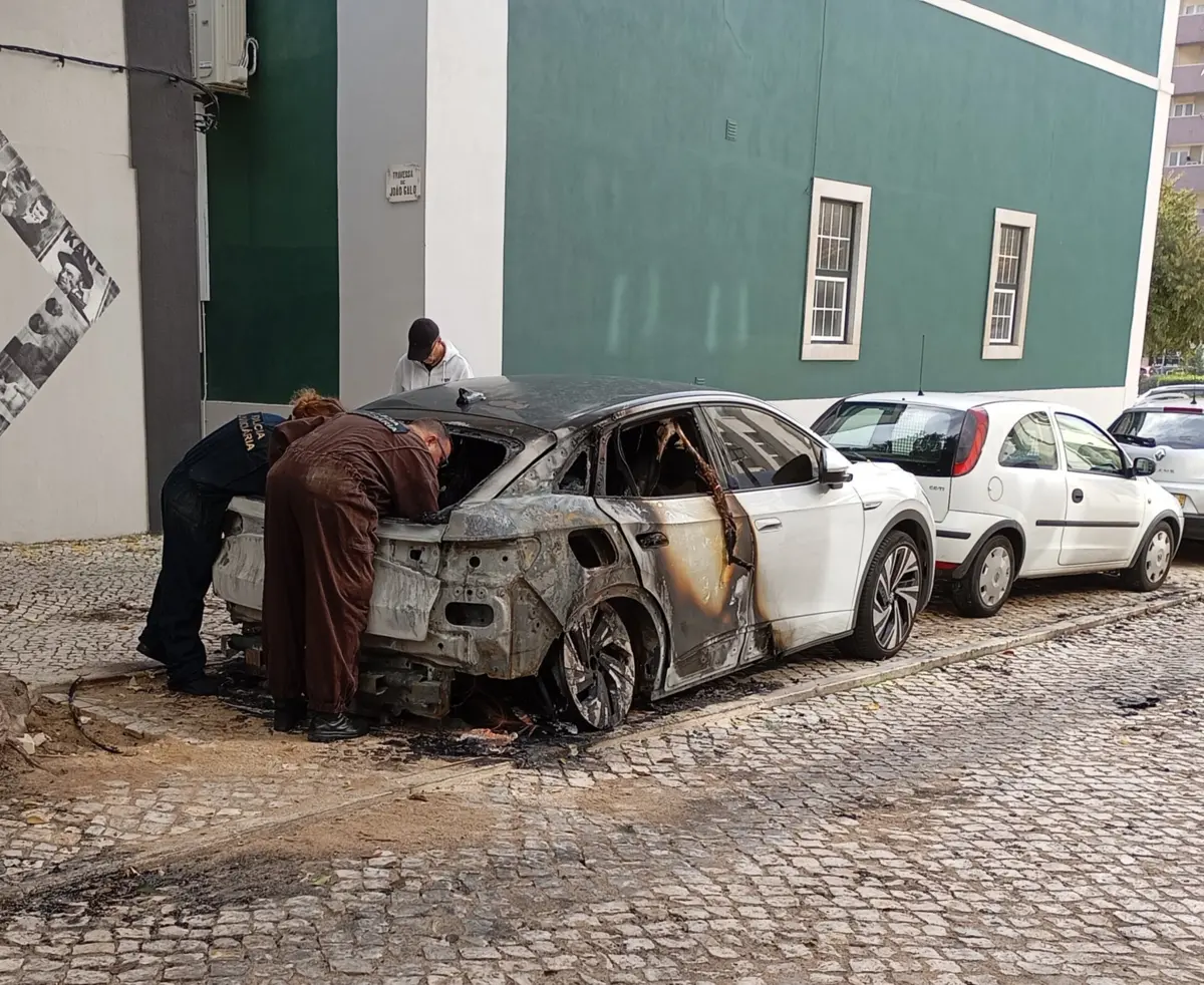 Viaturas incendiadas em Setúbal na sexta-feira