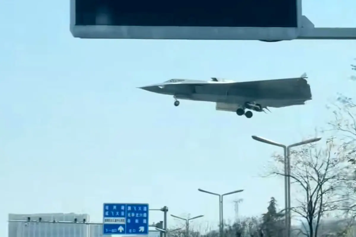 J-36 voltou a ser avistado nos ceús chineses