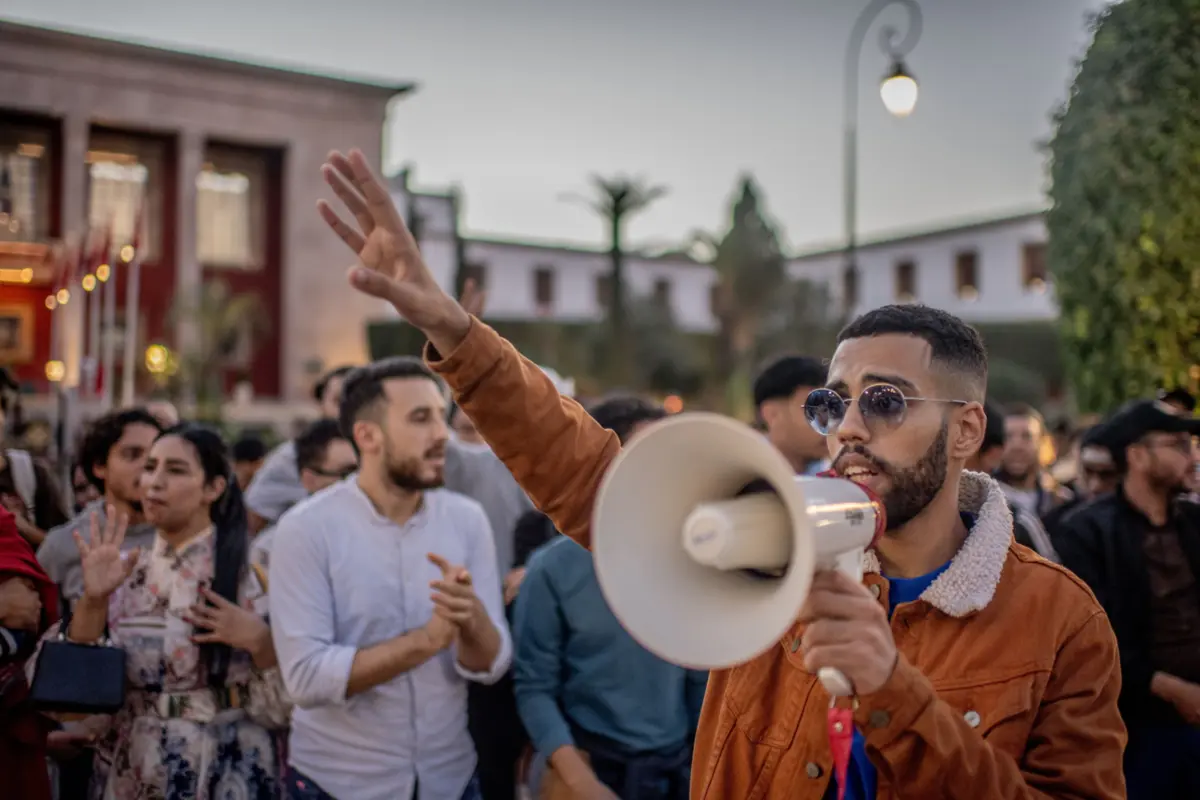Manifestantes reúnem-se durante um protesto organizado pelo coletivo autodenominadoGen Z 212, em Rabat, Marrocos, este domingo. O grupo protestou pelo nono dia consecutivo para exigir reformas na saúde e na educação públicas e expressar solidariedade com os palestinianos.