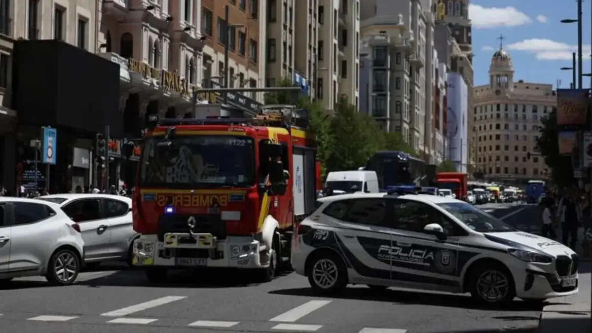 Bombeiros estiveram em várias zonas da cidade para resgatar pessoas que ficaram presas