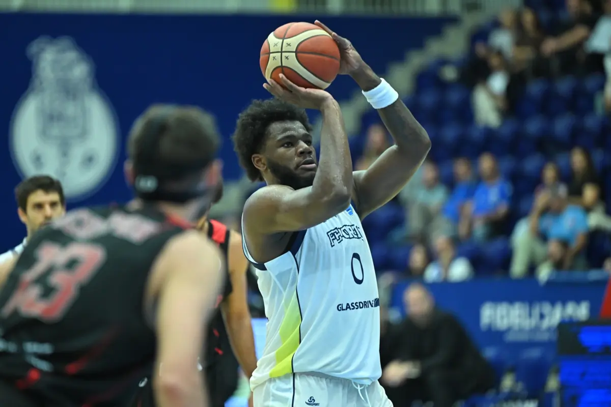 Portistas Javian Davis-Fleming destacou-se com 24 pontos