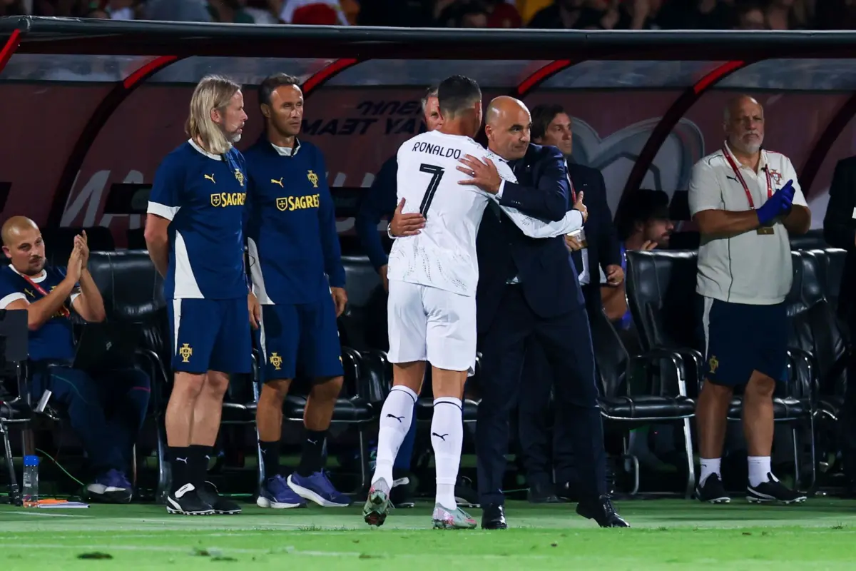 CR7 e Martínez no momento da substituição do astro luso
