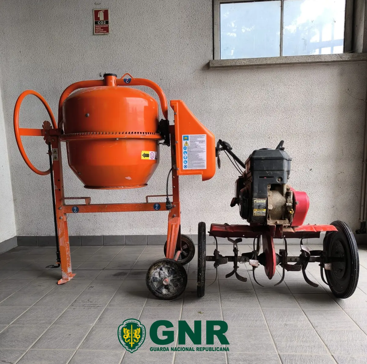 Betoneira e motocultivador foram apreendidos pela GNR e devolvidos ao proprietário