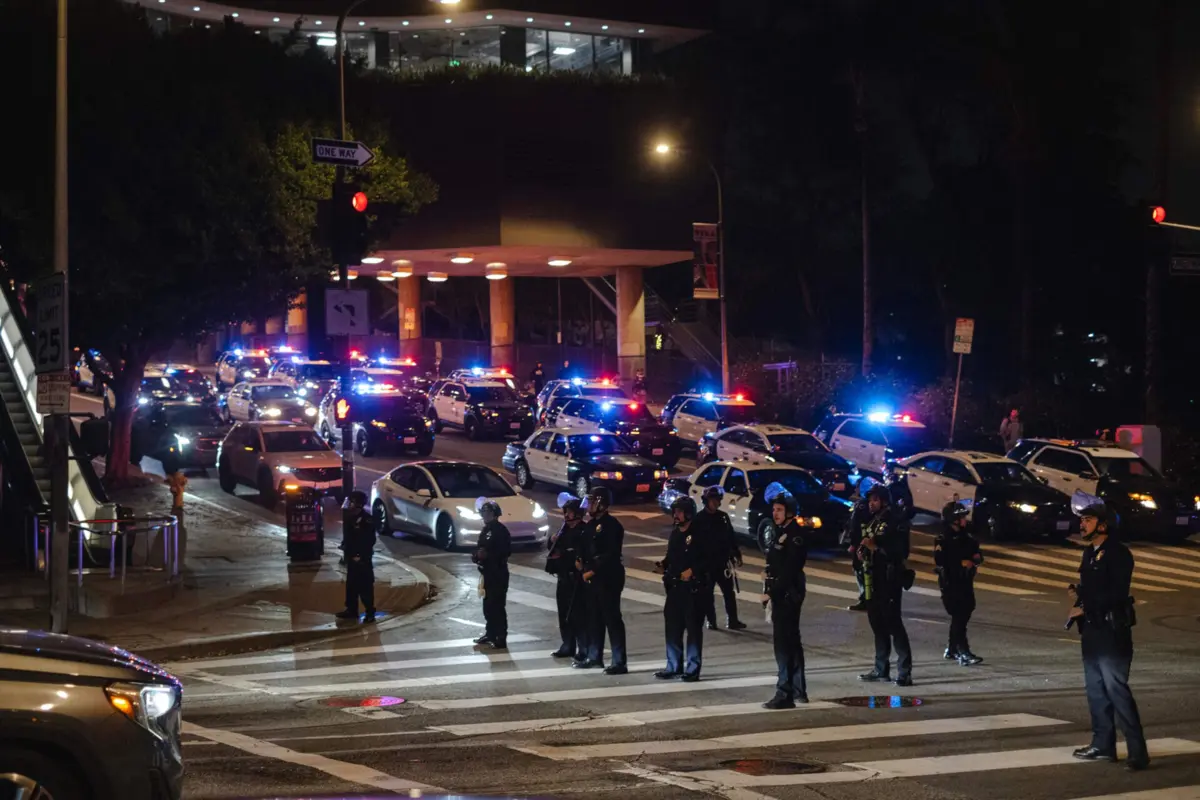 Imagem de contexto do artigo Detenções em massa por violação do recolher obrigatório em Los Angeles