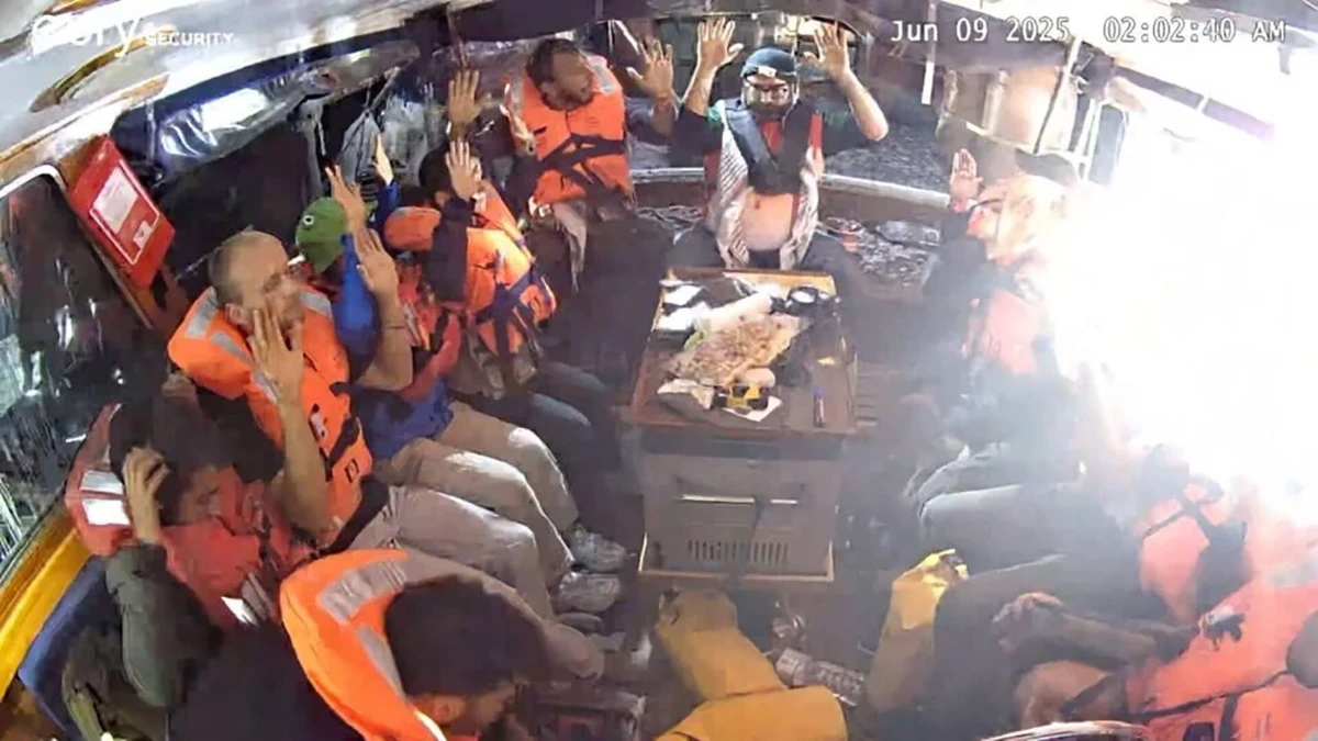 Ativistas de mãos no ar quando as forças israelitas entraram no barco