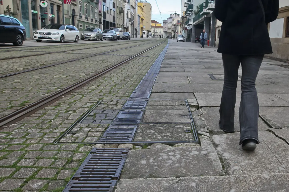 A obra prevê o arranjo do piso da zona pedonal rua de Brito Capelo e a criação de lugares para cargas e descargas nos cruzamentos