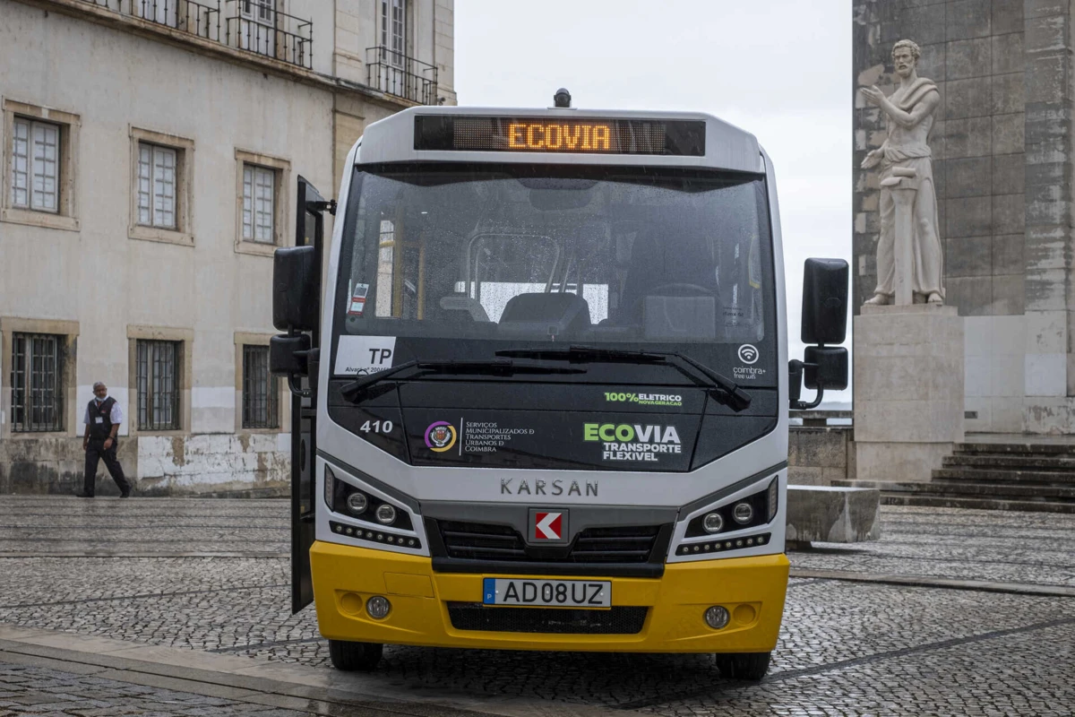 Autocarros passam pela Universidade