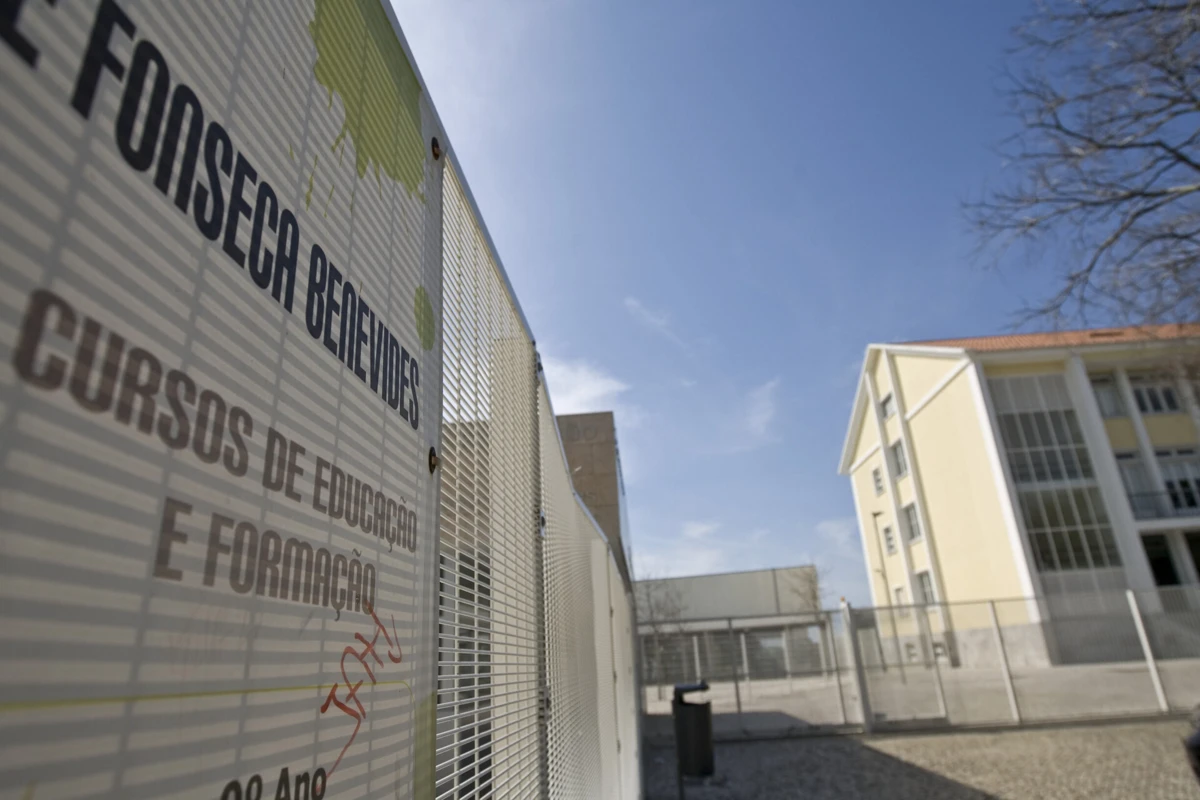 Protesto acontece esta segunda-feira em frente à entrada da escola