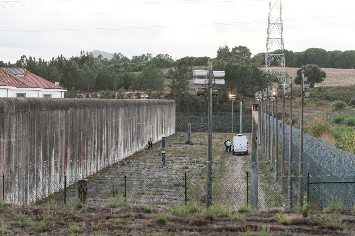 Processos disciplinares foram abertos depois da fuga de cinco perigosos reclusos da cadeia de Vale de Judeus