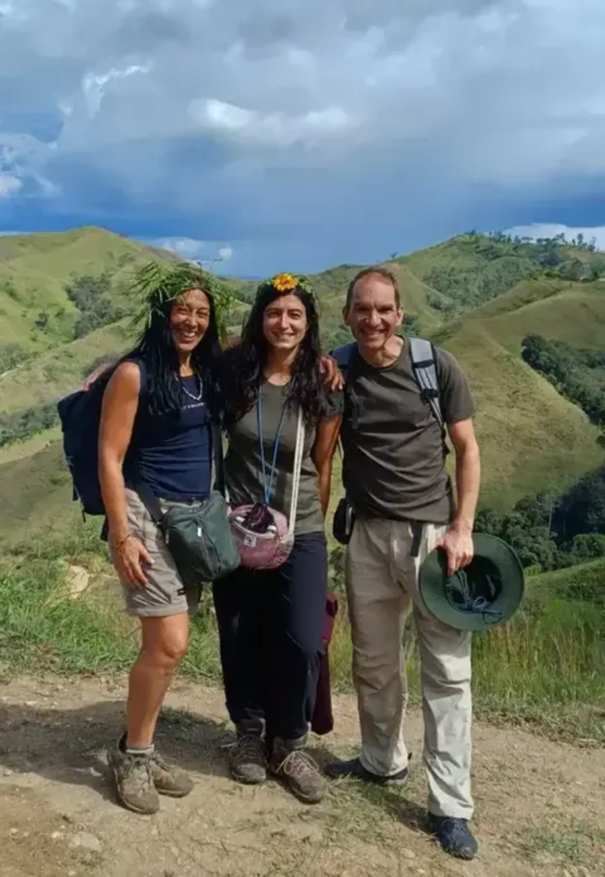 Gabel Oliveira com os amigos Ana Rego e Mikko na Papua-Nova Guiné, onde estiveram antes da passagem por Manila