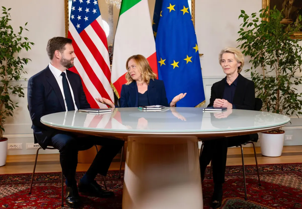 O vice-presidente dos EUA, JD Vance, e a presidente da Comissão Europeia, mediada pela primeira-ministra italiana, Giorgia Meloni, em Roma