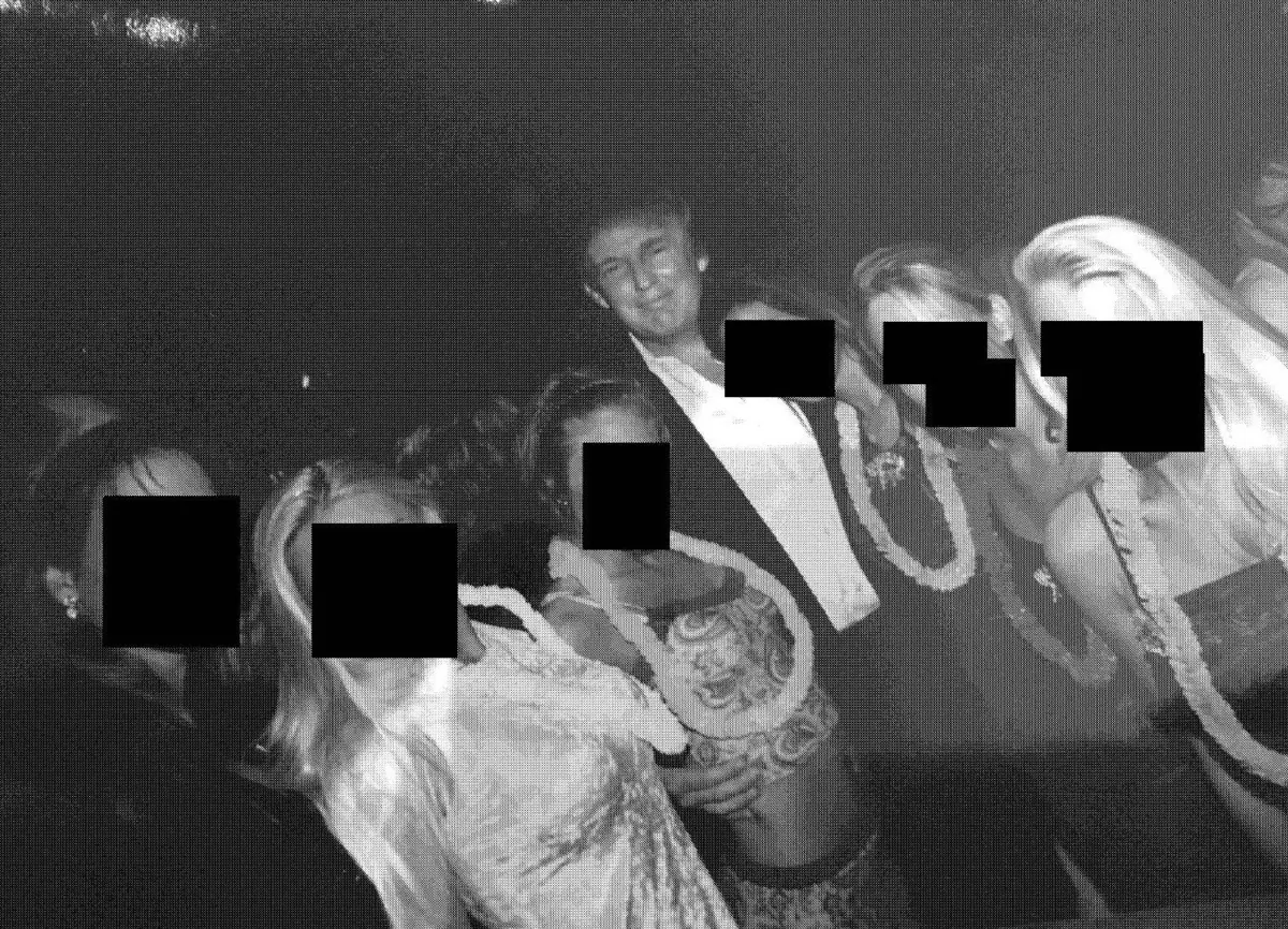 Donald Trump com seis mulheres com o rosto censurado, em fotografia retirada do espólio de Jeffrey Epstein.
