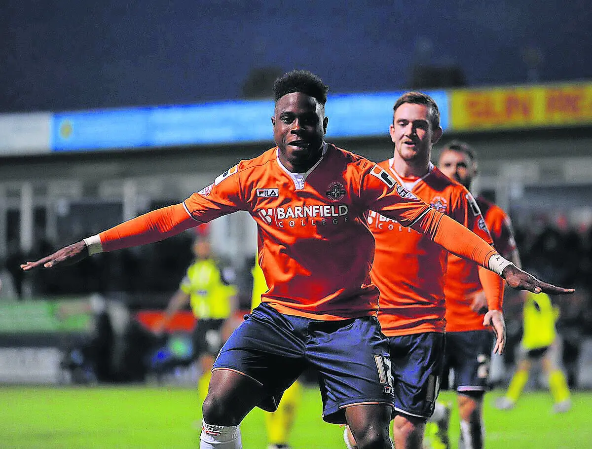 Pelly-Ruddock Mpanzu tornou-se peça nuclear no Luton, clube pelo qual soma quatro subidas de divisão