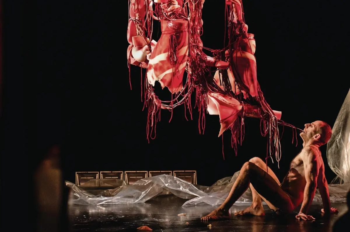 "Lutum", do catalão Arrel Guevara: presença radical