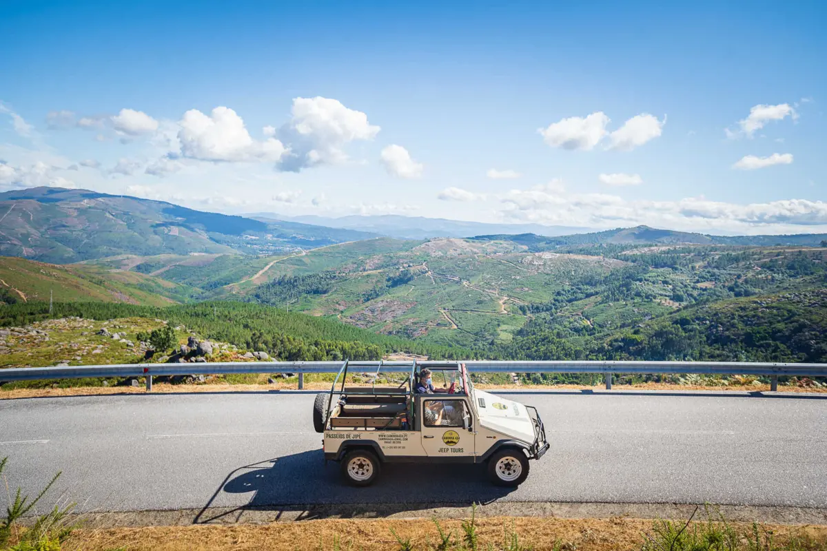 Romeiros que sobem a serra devem deixar uma esmola para o santo e outra para o diabo