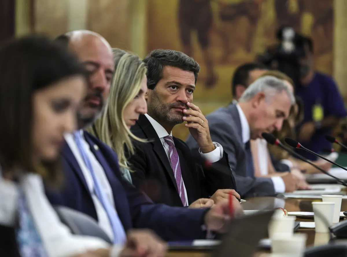 Imagem de contexto do artigo "É lixo". Partidos criticam proposta do Chega para referendo sobre imigração