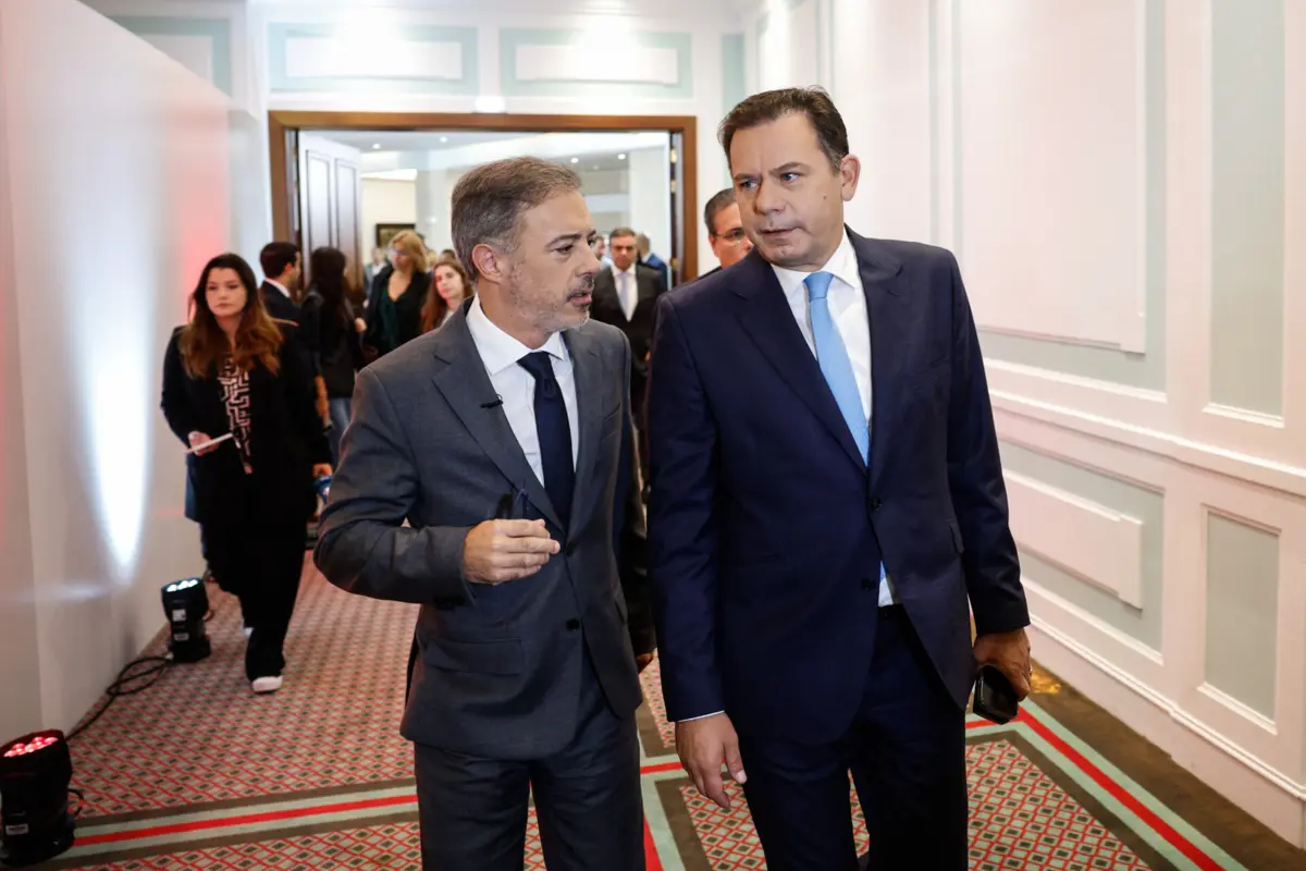 Imagem de contexto do artigo Governo paga assinaturas de jornais e rescisões na RTP: conheça o plano para os media