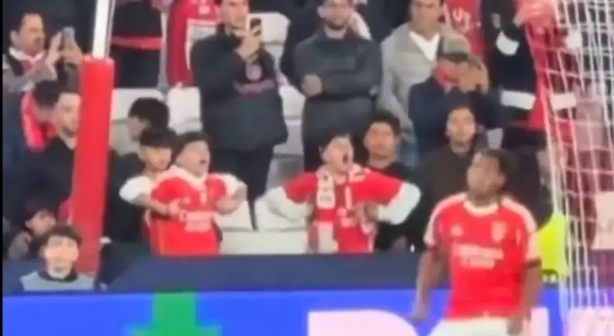 Adeptos do Benfica fazem gesto racista