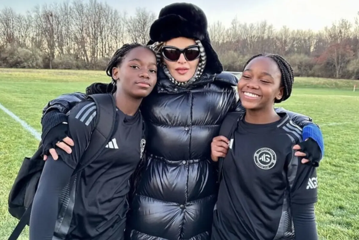 Cantora com as gémeas Estere e Stella, de 12 anos