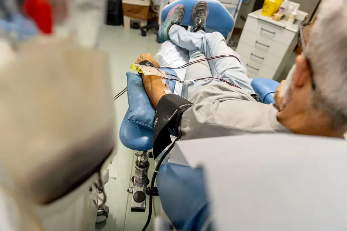 A doença de Crohn é uma patologia inflamatória intestinal crónica que pode causar dor abdominal do tipo cólica, diarreia, perda de peso e fadiga