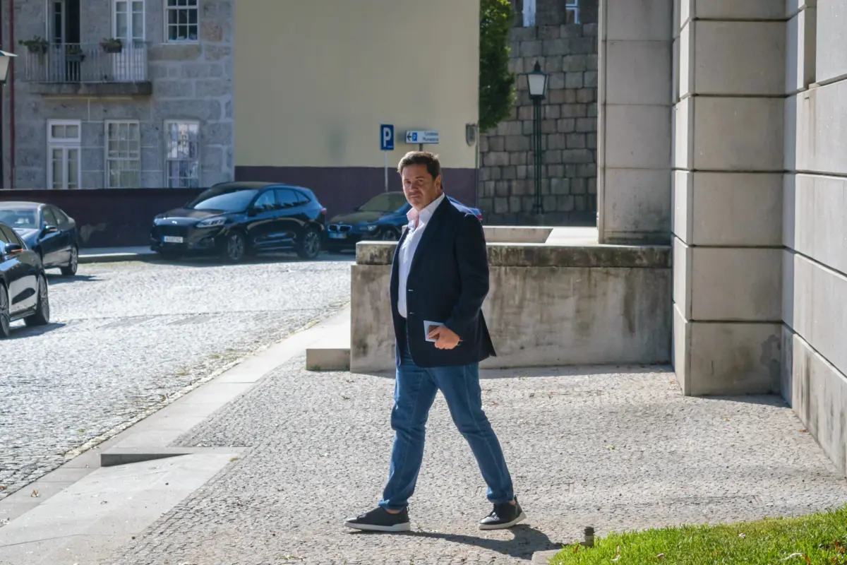 O empresário foi condenado por crimes de dano com violência e atentado à liberdade de imprensa