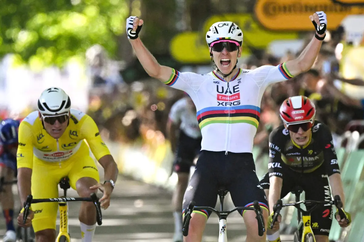 Pogacar festeja o triunfo em Rouen. Foi a 100.ª vitória em etapas da carreira do esloveno